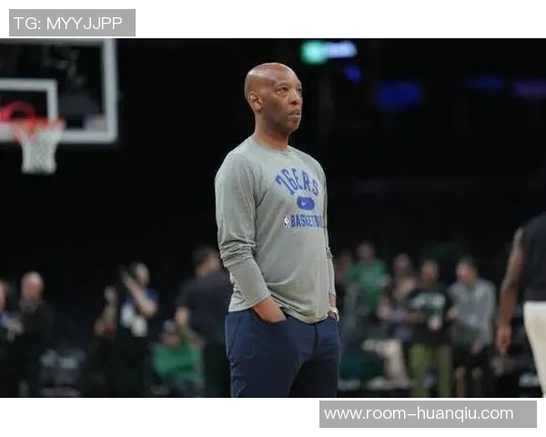 马祖拉怒斥裁判助教卡塞尔劝解遭摔飞引发热议 马祖拉怒斥裁判助教卡塞尔劝解遭摔飞引发热议