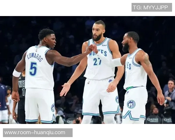 爱德华兹谈与兰德尔的默契配合新赛季展现更多精彩瞬间